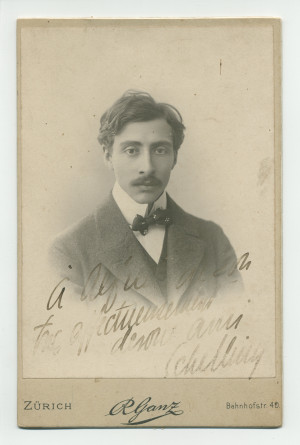 Photographie du pianiste, compositeur et chef d'orchestre américain d'origine suisse Ernest Schelling, réalisée à Zurich par R. Ganz à l'époque de ses années d'études auprès de Paderewski à Riond-Bosson, vers 1900