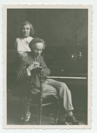 Photographie du pianiste polonais Józef Turczynski, assis devant un piano droit, avec son épouse Janina (née Grochowalska, cantatrice), debout la main sur son épaule