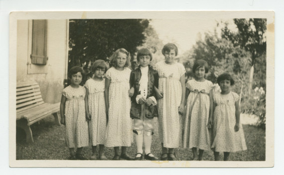 Photographie des enfants Strakacz, Dygat, Tadlewski, Obuchowicz et Dolézal dans le parc de Riond-Bosson, lors de la fête de la Saint-Ignace le 31 juillet 1934