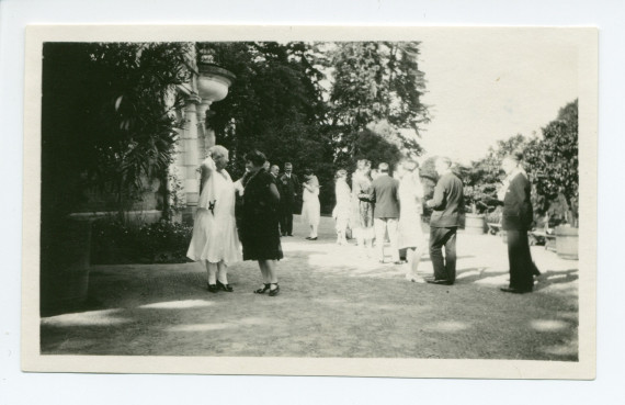 Photographie des invités dans le parc de Riond-Bosson, devant l'orangerie, lors de la fête de la Saint-Ignace le 31 juillet 1928