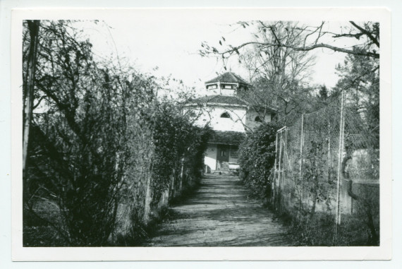 Photographie du pigeonnier d'Hélène Paderewska (transformé plus tard en lavanderie), sis au sud de la villa de Riond-Bosson, vers 1932-1933