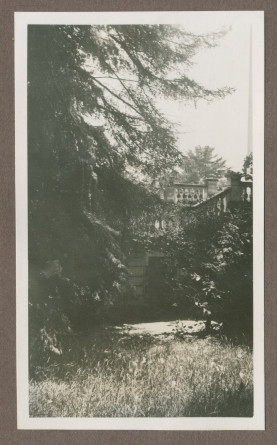Photographie de la rampe de la terrasse (vue depuis l'arrière) de la villa de Riond-Bosson en 1935