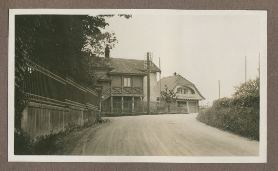 Photographie de la route bordant la propriété de Riond-Bosson en 1935, avec la maison du gardien et le garage