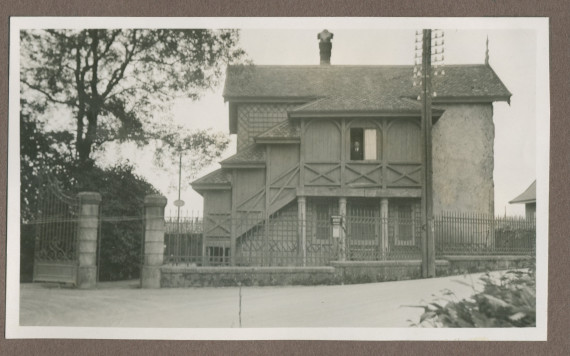 Photographie de la maison du gardien et du garage (avec le chauffeur à la fenêtre) de la propriété de Riond-Bosson en 1935