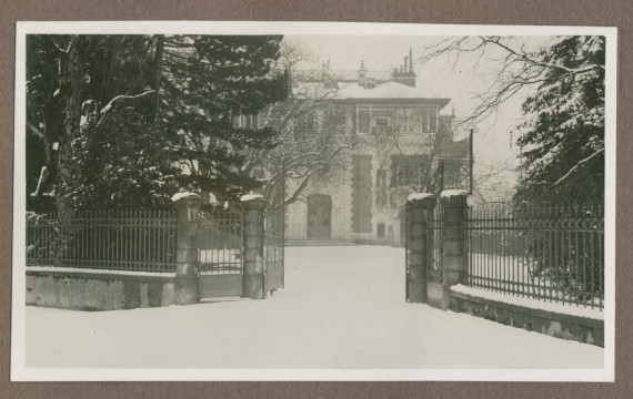 Photographie du portail nord de la propriété de Riond-Bosson en 1935 sous la neige