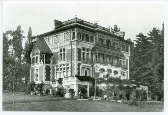 Photographie de l'angle ouest de la villa de Riond-Bosson, sans arbre à l'ouest