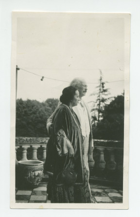 Photographie d'Hélène et Ignace Paderewski de profil sur la terrasse de Riond-Bosson