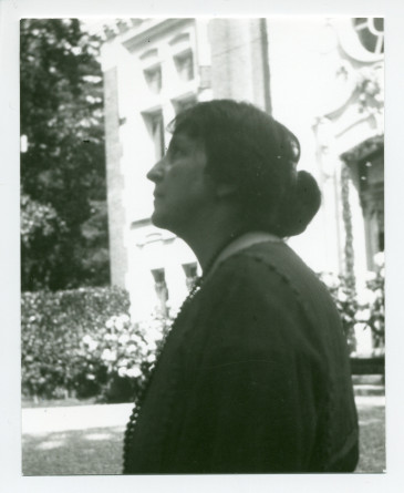 Photographie d'Hélène Paderewska de profil devant Riond-Bosson