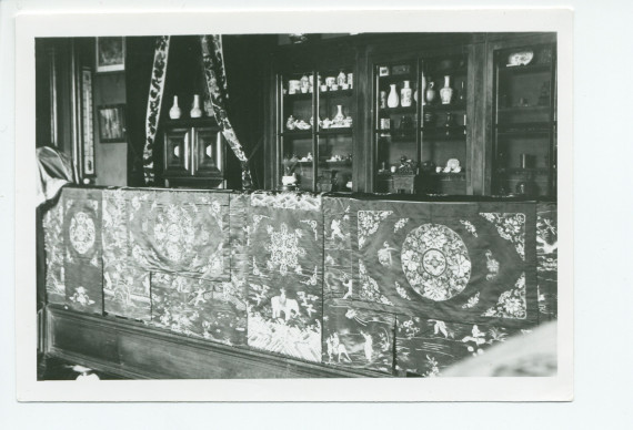 Photographie de la galerie du 2e étage de Riond-Bosson, avec draperies et objets chinois