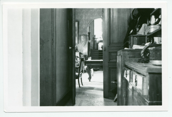 Photographie du hall de Riond-Bosson, vue de l'entrée latérale, avec au fond l'escalier qui monte à la galerie