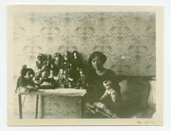 Photographie d'Hélène Lübke (secrétaire d'Hélène Paderewska) à Riond-Bosson avec toute une série de poupées (confectionnées durant la Première Guerre mondiale en faveur du «Polish Victim's Relief Fund»)