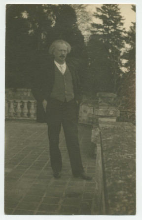 Photographie de Paderewski, mains dans les poches, sur la terrasse de Riond-Bosson, en 1927