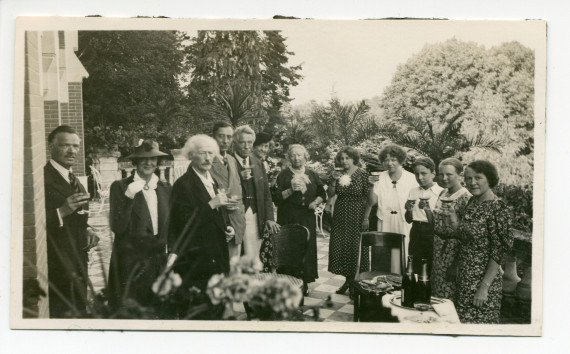 Photographie de Paderewski buvant une coupe sur la terrasse de Riond-Bosson avec (entre autres) Albert Tadleweski, Ernest Schelling, Fritz Kreisler et leurs épouses