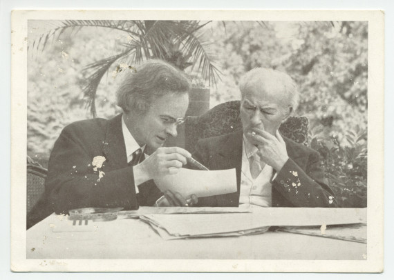 Carte postale de Paderewski travaillant avec Józef Turczynski à la nouvelle édition des œuvres de Chopin sur la terrasse de Riond-Bosson, en août 1939 – avec au verso une légende manuscrite d'Ignace W. Obuchowicz (filleul de Paderewski)