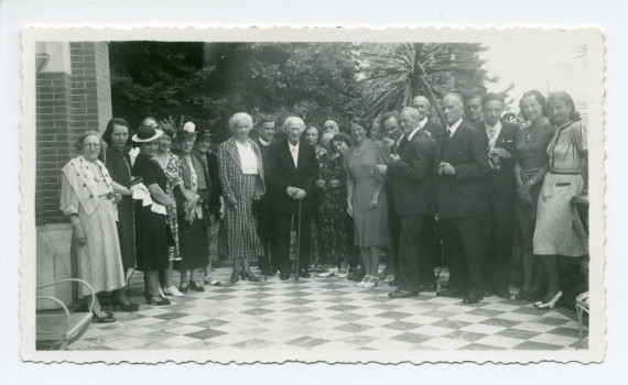 Photographie de Paderewski avec une vingtaine d'invités sur la terrasse de Riond-Bosson