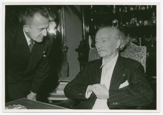 Photographie de Paderewski avec Alfred Pochon le jour de l'enregistrement, le 21 septembre 1940 à Riond-Bosson, de son discours d'adieu à la Suisse, diffusé le 29 septembre 1940 sur les ondes de Radio-Lausanne, avant d'embarquer pour les Etats-Unis