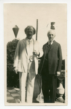 Photographie de Paderewski fumant une cigarette avec le pianiste polonais Aleksander Lambert sur la terrasse de Riond-Bosson
