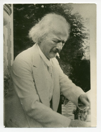 Photographie de Paderewski fumant une cigarette sur la terrasse de Riond-Bosson