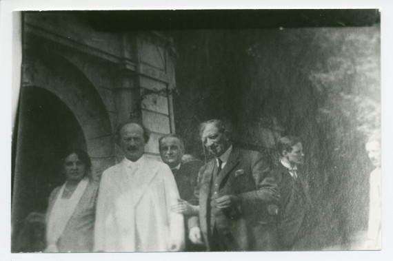 Photographie d'Hélène et Ignace Paderewski avec (de gauche à droite) Henryk Opienski, Gustave Doret et deux hommes non identifiés sur la terrasse de Riond-Bosson
