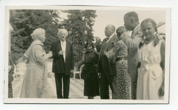 Photographie de groupe sur la terrasse de Riond-Bosson lors de la visite de M. «Jancio» Horodyski et de la miniaturiste Mlle Dabrowska