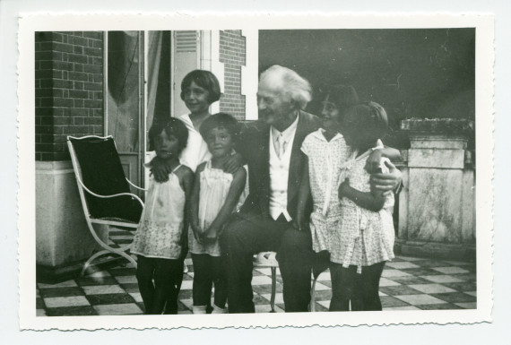 Photographie de Paderewski entouré des jumelles Tadlewski, des filles Dygat et de son neveu Ignace Obuchowicz (filleul de Paderewski et fils de la demi-sœur d'Hélène Paderewska) sur la terrasse de Riond-Bosson