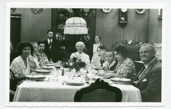 Photographie d'un repas dans la salle à manger de Riond-Bosson, lors de la visite du Dr Fronczak (médecin américain)