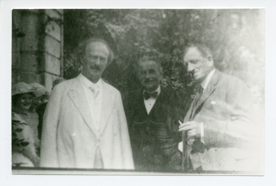 Photographie de Paderewski avec (de gauche à droite) Henryk Opienski et Gustave Doret sur la terrasse de Riond-Bosson