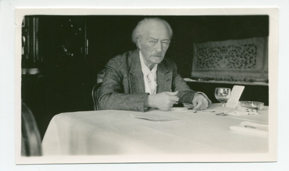 Photographie de Paderewski, pensif, à table à Riond-Bosson