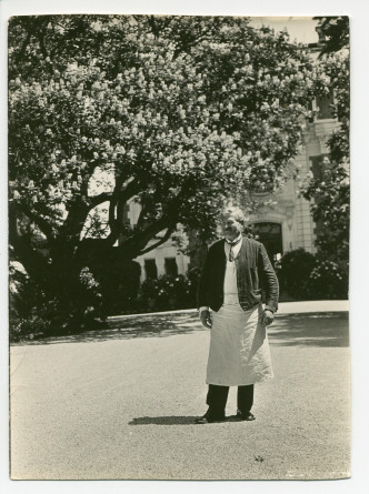 Photographie de Marcel Sentou, fidèle valet de Paderewski, dans la cour de Riond-Bosson