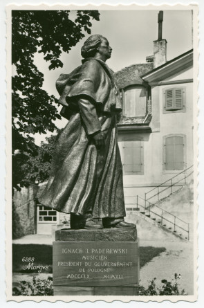 Carte postale de la statue de Paderewski (vue d'angle) sise dans le Parc de Seigneux à Morges, réalisée par Milo Martin et inaugurée le 3 juillet 1948 – photographie noir-blanc de profil – éditée par Perrochet à Lausanne