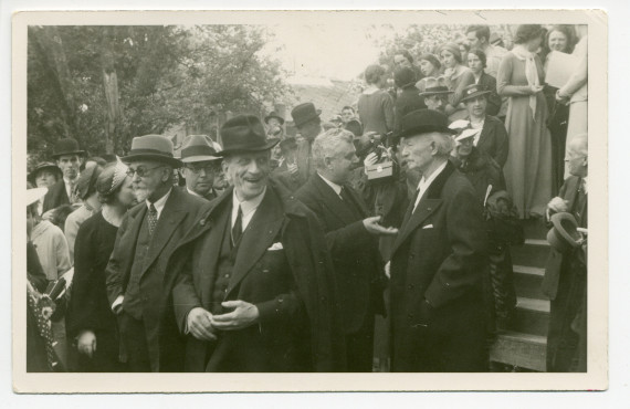 Photographie de Paderewski discutant avec René Morax lors de la reprise de «Tell» de Gustave Doret au Théâtre du Jorat à Mézières le 29 mai 1935 (production réalisée pour l'Exposition universelle de Bruxelles) – devant lui (riant): Gustave Doret