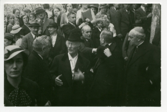 Photographie de Paderewski discutant avec René Morax lors de la reprise de «Tell» de Gustave Doret au Théâtre du Jorat à Mézières le 29 mai 1935 – à sa droite: Henryk Opienski (derrière lui) et Mgr Marius Besson