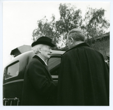 Photographie de Paderewski arrivant en voiture à Soleure (avec Gustave Doret), avant le récital qu'il va donner le 28 février 1937 au Grosses Konzertsaal, en faveur du Musée Kosciuszko de Soleure