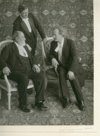 Photographie de Camille Saint-Saëns, Gustave Doret et Paderewski réalisée par Francis de Jongh dans les salons de l'Hôtel des Trois Couronnes à Vevey dans le cadre des Fêtes musicales données du 18 au 21 mai 1913 en l'honneur de Camille Saint-Saëns