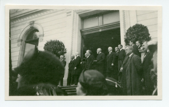 Photographie (prise depuis la foule) représentant Paderewski prenant la pose sur le parvis du Musée Jenisch à Vevey, où il a prononcé un discours à l'occasion du transfert de la dépouille mortelle de Henryk Sienkiewicz en Pologne le 20 octobre 1924