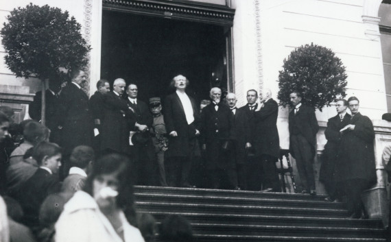 Photographie représentant Paderewski prononçant un discours sur le parvis du Musée Jenisch à Vevey à l'occasion du transfert de la dépouille mortelle de Henryk Sienkiewicz en Pologne le 20 octobre 1924