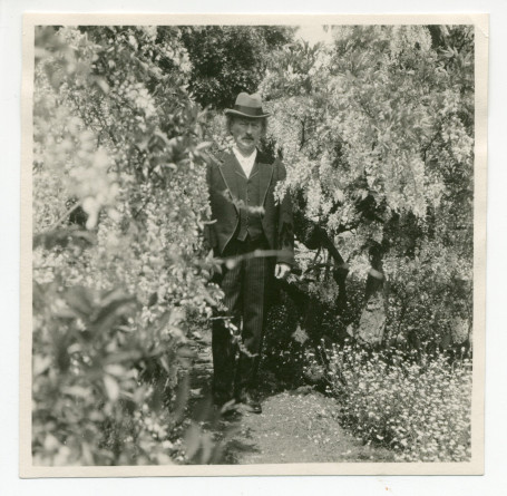 Photographie de Paderewski (avec son chapeau sur la tête) dans les jardins du château de Laeken, demeure de la famille royale de Belgique à Bruxelles, le 28 mai 1924