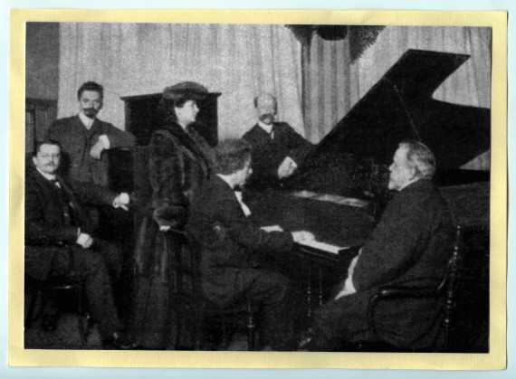 Photographie de Paderewski enregistrant sur rouleaux Welte-Mignon le 27 février 1906 à Leipzig (mauvaise copie)