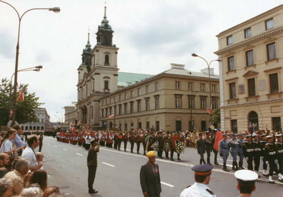 Reportage photographique de la translation de la dépouille mortelle de Paderewski du cimetière national d'Arlington à la cathédrale Saint-Jean de Varsovie, au début de l'été 1992
