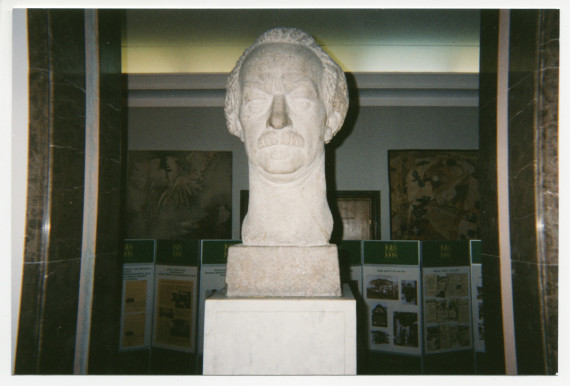 Photographie du buste de Paderewski trônant dans le hall de la Philharmonie Paderewski de Bydgoszcz (réputée pour son excellente acoustique)