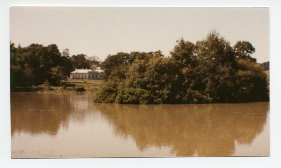 Photographie couleur de Kasna Dolna, la propriété de Paderewski, sise aux environs de Tuchów, ville du sud de la Pologne située dans l'actuel district de Tarnów (voïvodie de Petite Pologne, frontalière de la Slovaquie)