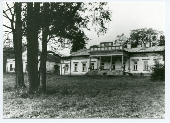 Photographie de Kasna Dolna, la propriété de Paderewski, sise aux environs de Tuchów, ville du sud de la Pologne située dans l'actuel district de Tarnów (voïvodie de Petite Pologne, frontalière de la Slovaquie)