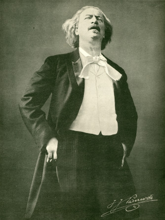 Photographie de Paderewski prononçant un discours à Chicago en 1915 – tirage imprimé du Chicago Herald, avec cadre ornementé et signature de Paderewski