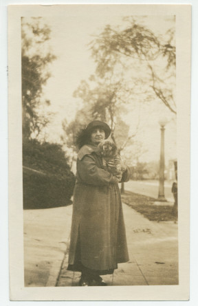 Photographie d'Hélène Paderewska (avec le chien Ping) à Pasadena, en Californie, le 28 février 1924