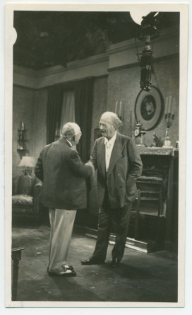 Photographie de Paderewski visitant les studios d'Universal City, dans la vallée de San Fernando en Californie, en compagnie de leur fondateur, Carl Laemmle (1867-1939), le 7 avril 1932