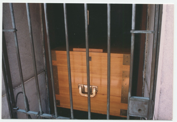 Photographie du cercueil d'Ignace Paderewski attendant son rapatriement en Pologne dans l'USS Maine Mast Memorial du cimetière national d'Arlington, en Virginie, où il repose depuis les obsèques nationales du 5 juillet 1941