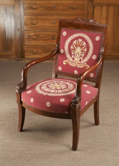 Chaise rouge à dauphins issue du mobilier de Riond-Bosson