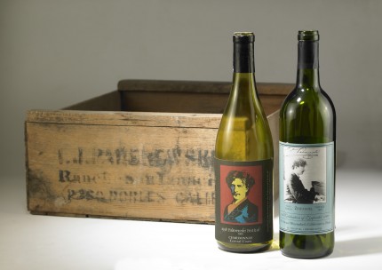 Caisse à vendanges du domaine californien de Paso Robles avec deux bouteilles (vides) de la cuvée 1995 habillées aux couleurs du Paderewski Festival