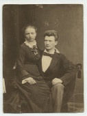Photographie de Paderewski, âgé d'environ 19 ans, avec sa sœur Antonina sur le genou droit, réalisée au cabinet de V. Vilkonski à Varsovie
