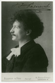 Photographie de profil de Paderewski avec signature au-dessus de la tête, réalisée au moment de concerts en Angleterre vers 1895-1897
